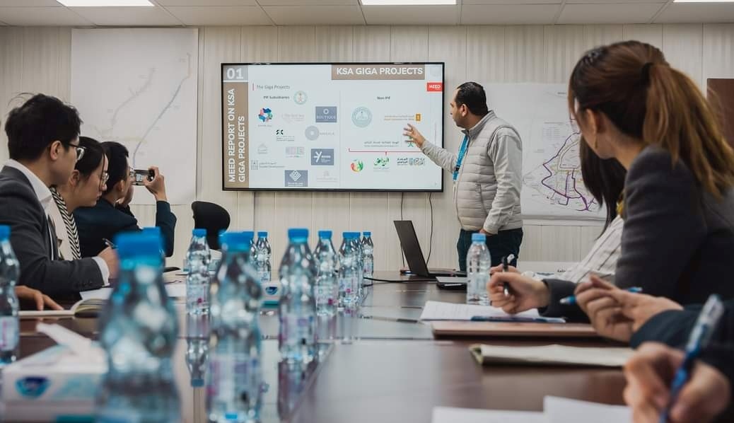 德亞（右三）在和員工開會(huì)。中建中東沙特分公司供圖