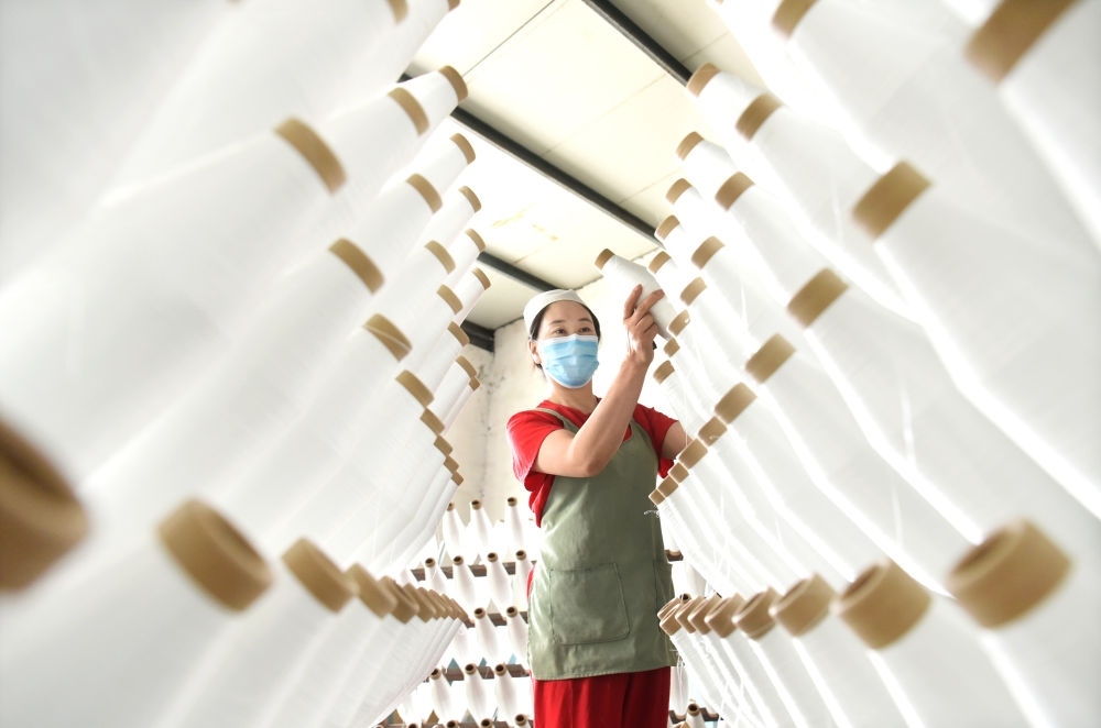 2024年5月1日，工人在山東省淄博市沂源縣悅莊工業(yè)園一玻纖企業(yè)整理加工的產品。新華社發(fā)（趙東山攝）