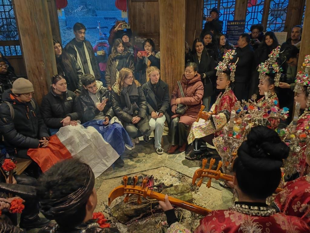 法國青年在榕江體驗民俗文化。新華社記者 羅羽 攝