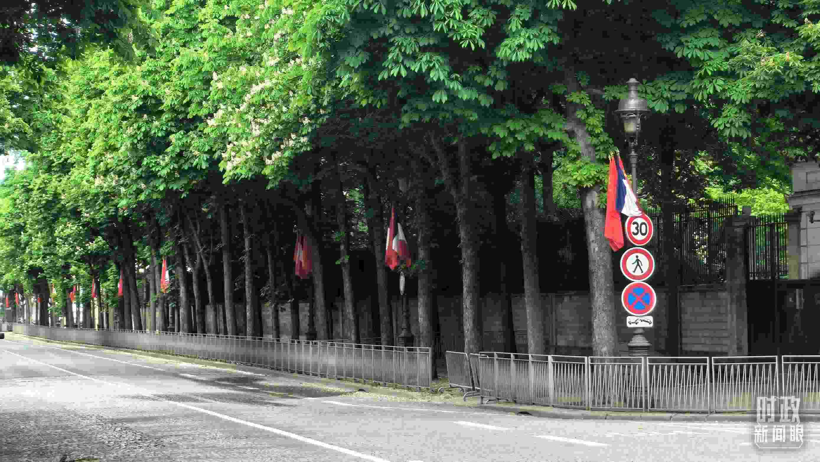 △巴黎道路兩側(cè)懸掛中法兩國(guó)國(guó)旗。（總臺(tái)央視記者鄂介甫拍攝）