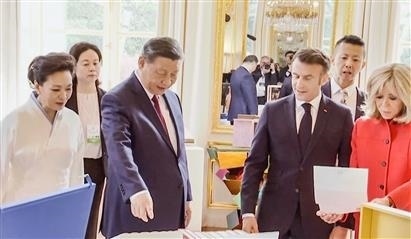 △當?shù)貢r間5月6日下午，在中法領(lǐng)導人會談前，習近平主席向馬克龍總統(tǒng)贈送中國翻譯的法國小說。