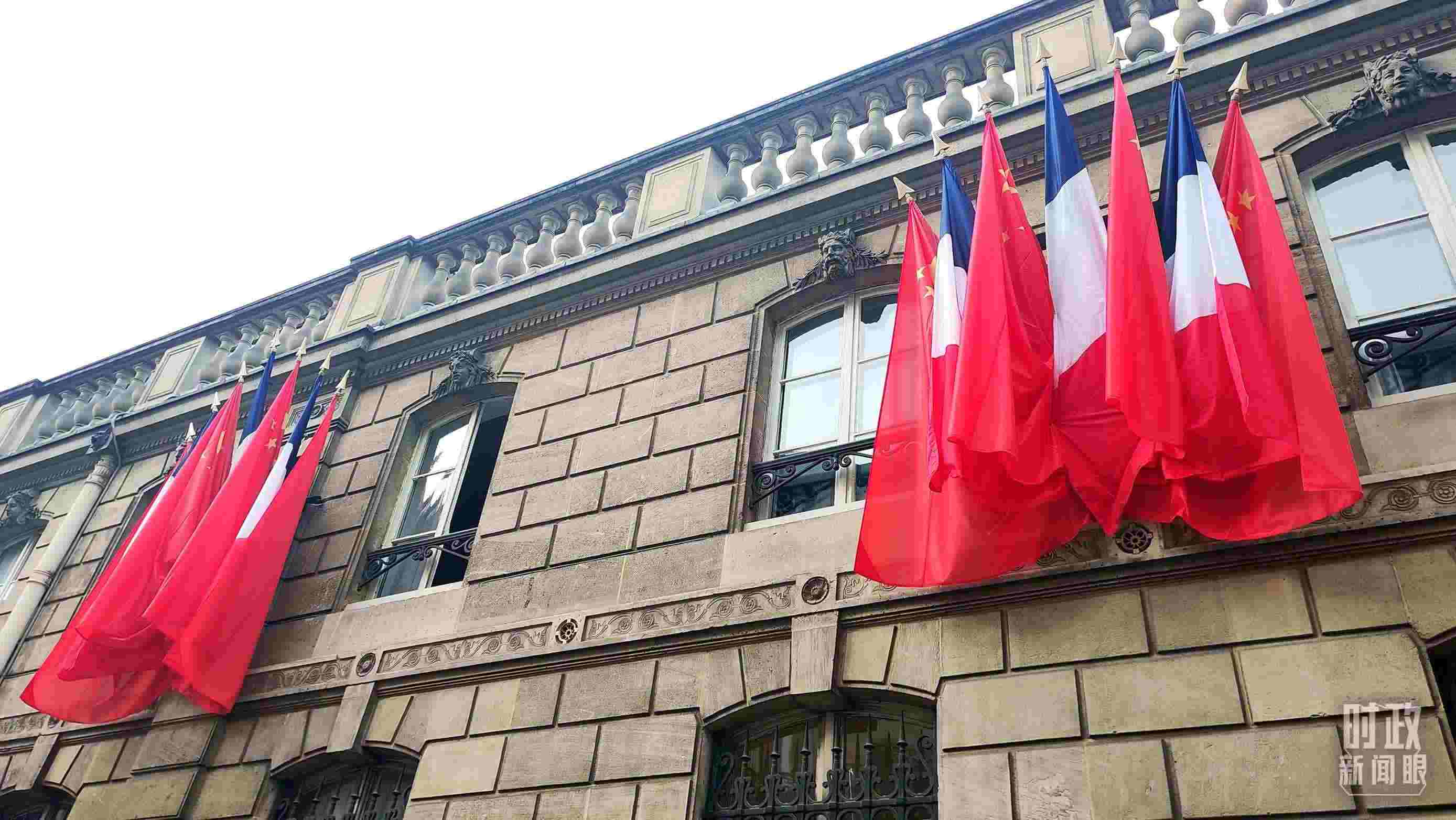 △中法歐領(lǐng)導(dǎo)人三方會(huì)晤地點(diǎn)——愛(ài)麗舍宮懸掛中法兩國(guó)國(guó)旗。（總臺(tái)央視記者劉琦拍攝）