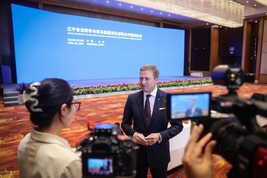 4月26日，寶馬集團董事長齊普策接受采訪。新華社記者 潘昱龍 攝