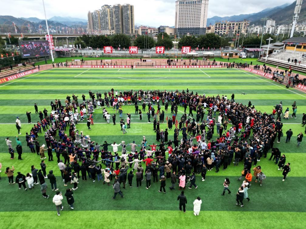 比賽結(jié)束后，兩隊隊員、親友團(tuán)和大批觀眾手拉手跳起侗族舞蹈。新華社發(fā)（王炳真攝）