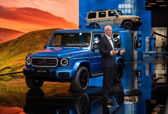 4月25日，在北京中國國際展覽中心順義館舉行的2024北京車展上，梅賽德斯—奔馳集團股份公司董事會成員唐仕凱介紹梅賽德斯—奔馳純電G級越野車。新華社記者 才揚 攝