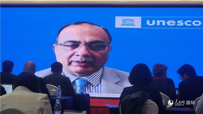 聯(lián)合國教科文組織駐華代表處代表夏澤翰通過視頻致辭。人民網(wǎng)記者 萬宇攝