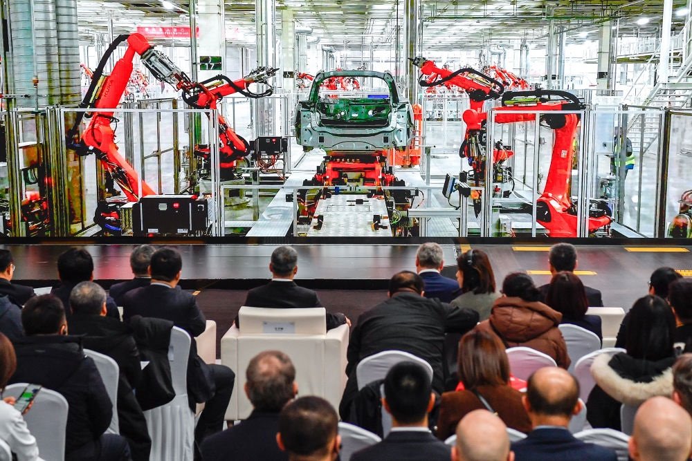 2024年1月26日，奧迪一汽新能源汽車有限公司預(yù)批量生產(chǎn)正式啟動(dòng)，嘉賓觀看奧迪一汽新能源汽車有限公司生產(chǎn)車間的宣傳短片。新華社記者 許暢 攝