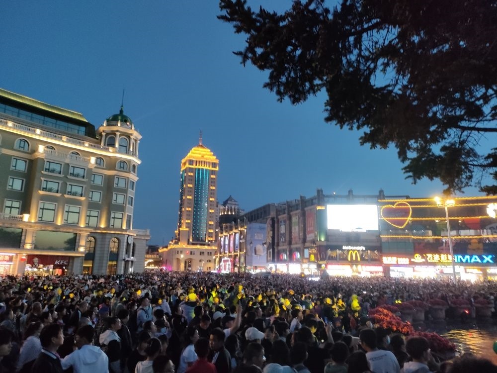 “五一”假期，哈爾濱松花江畔游人如織（2024年5月2日攝）。新華社記者 朱悅 攝