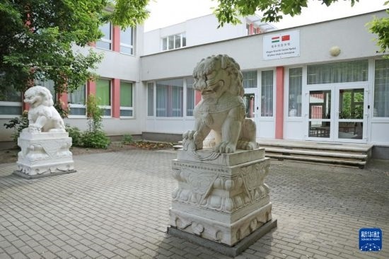 這是5月3日在匈牙利布達佩斯拍攝的匈中雙語學(xué)校校門。新華社記者 趙丁喆 攝