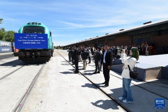 5月8日，在西班牙馬德里，嘉賓們參加中歐班列（義烏—馬德里）開行十周年紀(jì)念號(hào)班列發(fā)車儀式。新華社發(fā)（古斯塔沃·巴連特?cái)z）