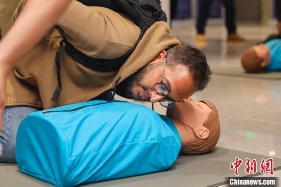 5月9日，留學(xué)生利用假人道具練習(xí)心肺復(fù)蘇技巧。張鷹 攝