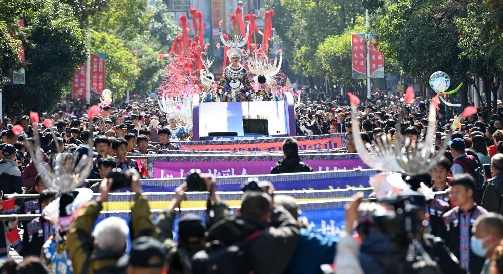 在貴州雷山縣縣城，苗族群眾身著盛裝，載歌載舞參加苗年和鼓藏節(jié)的巡游活動（2023年11月16日攝）。新華社記者 楊楹 攝
