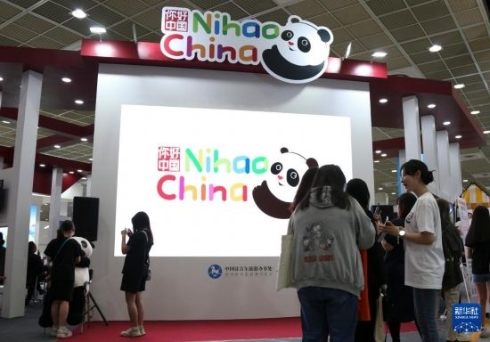 5月9日，在韓國首爾舉行的首爾國際旅游展上，參觀者在中國展區(qū)參加體驗項目。新華社記者 姚琪琳 攝