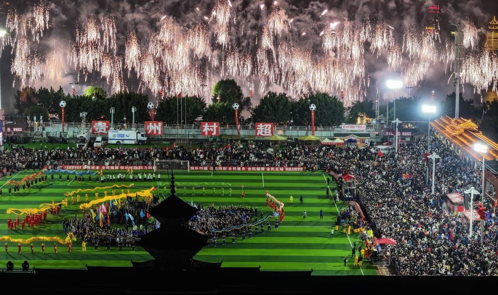 在貴州省榕江縣舉行的2024全國“村晚”示范展示活動暨貴州“村超村晚”活動中，音樂煙花秀精彩上演（2024年2月3日攝，無人機照片）。新華社記者 劉續(xù) 攝