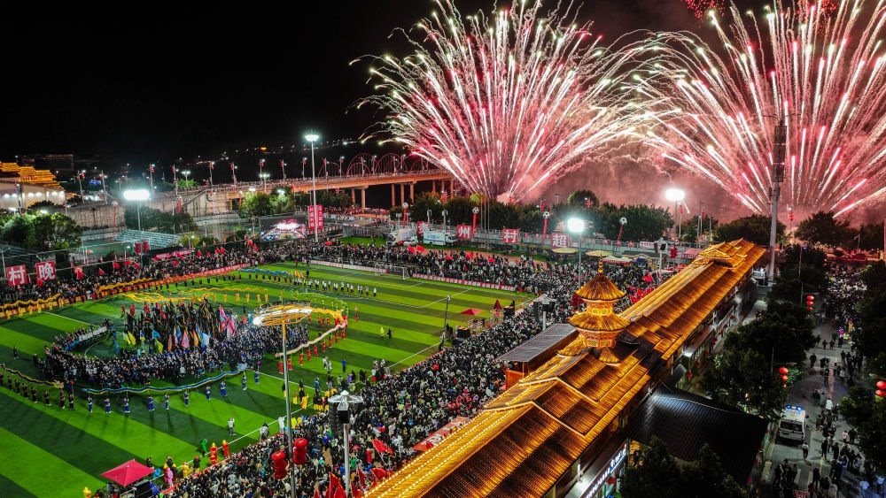 在貴州省榕江縣舉行的2024全國“村晚”示范展示活動暨貴州“村超村晚”活動中，音樂煙花秀精彩上演（2024年2月3日攝，無人機照片）。新華社記者 劉續(xù) 攝