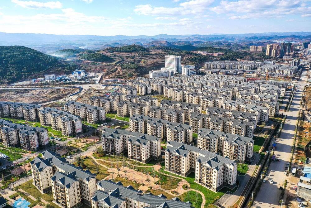 貴州省威寧縣五里崗街道朝陽新城易地扶貧搬遷安置小區(qū)（2021年11月28日攝，無人機照片）。新華社記者 楊文斌 攝