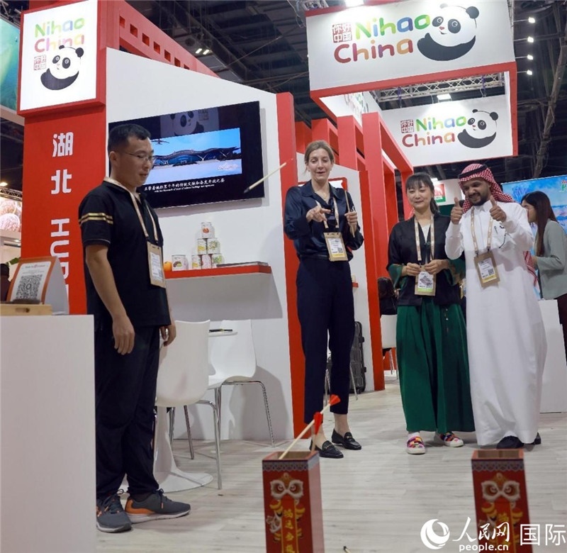 觀眾在參與投壺游戲。人民網(wǎng)記者管克江攝