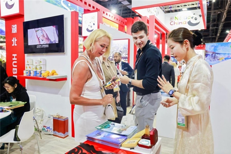 觀眾在參觀中國(guó)展臺(tái)。錢文康攝