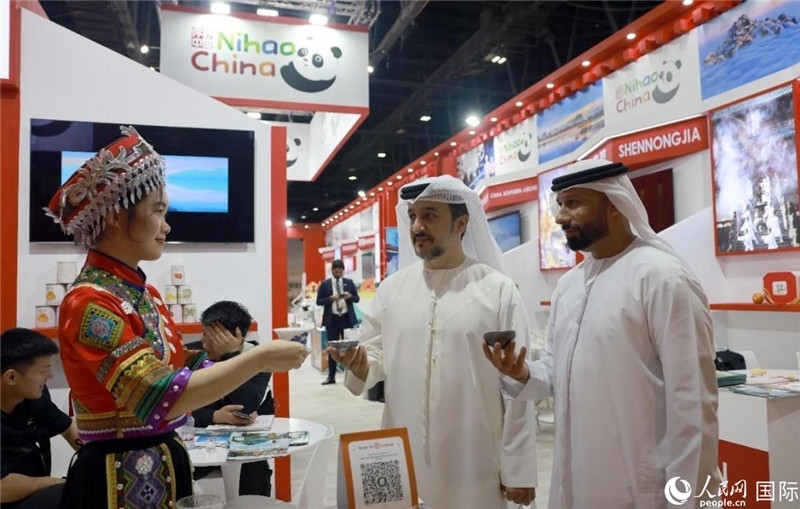 兩名阿聯(lián)酋觀眾在品嘗湖北名茶。人民網(wǎng)記者管克江攝