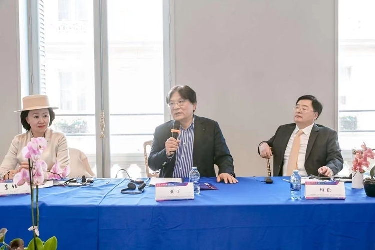 法中交流促進會會長、作家、翻譯家、法國最高榮譽騎士勛章獲得者亞丁發(fā)言（圖片：中國傳媒大學