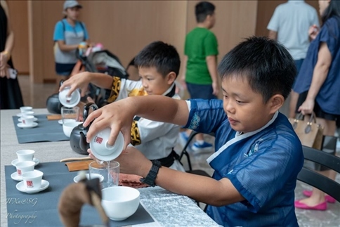 新加坡孩子們?cè)诨顒?dòng)現(xiàn)場(chǎng)體驗(yàn)學(xué)習(xí)茶藝。新加坡中國(guó)文化中心供圖