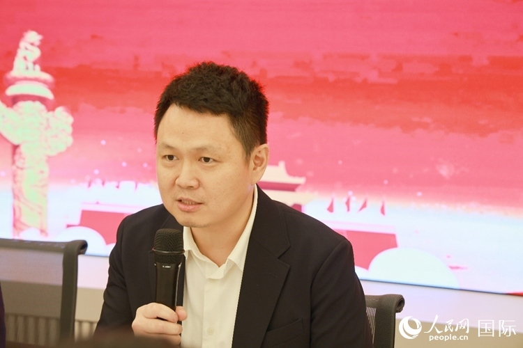 中國(guó)駐里約熱內(nèi)盧總領(lǐng)館副總領(lǐng)事王尉育在座談會(huì)上致辭。人民網(wǎng)記者 陳海琪攝