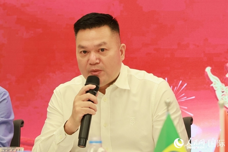 巴西和統(tǒng)會(huì)會(huì)長(zhǎng)張小春在座談會(huì)上致辭。人民網(wǎng)記者 陳海琪攝