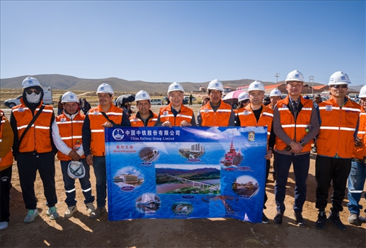 奧魯羅公路項目開工儀式現(xiàn)場，中國中鐵員工代表合影。中國中鐵供圖