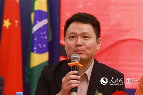 中國駐里約熱內(nèi)盧總領(lǐng)館副總領(lǐng)事王尉育在座談會上致辭。人民網(wǎng)記者 陳海琪攝