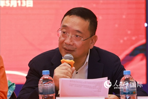 巴西文協(xié)主席上官建峰在座談會上致辭。人民網(wǎng)記者 陳海琪攝