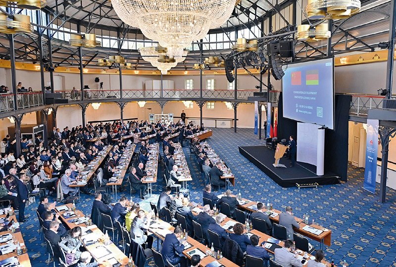 2024“投資中國”系列活動德國專場4月5日在巴登—符滕堡州首府斯圖加特市舉行，活動吸引德國工商界代表超300人參加。圖為當日拍攝的活動現(xiàn)場。 新華社記者 任鵬飛/攝