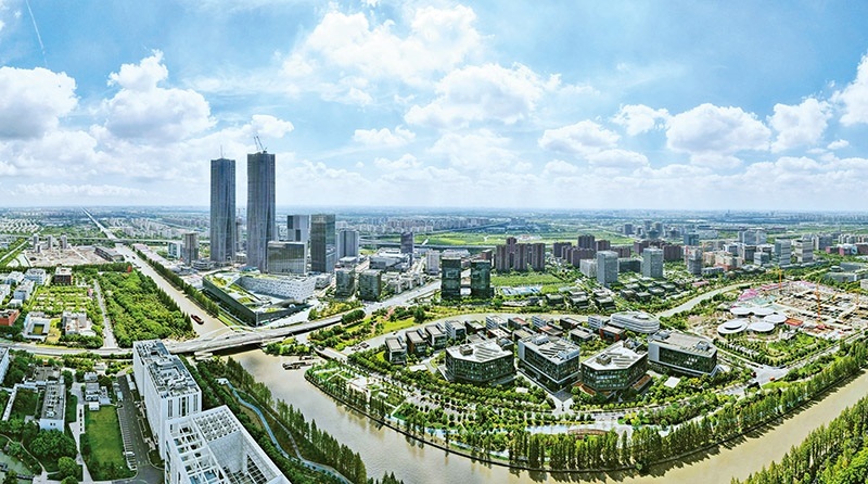 建立全國第一個國際貿(mào)易“單一窗口”，開設(shè)全國第一批自由貿(mào)易賬戶，設(shè)立全國第一家外商獨資醫(yī)院、第一家外商獨資公募基金公司、第一家外商獨資汽車制造企業(yè)……中國（上海）自由貿(mào)易試驗區(qū)掛牌以來，誕生了若干個“全國第一”，在制造業(yè)、金融業(yè)等數(shù)十個開放領(lǐng)域，實現(xiàn)一批全國首創(chuàng)項目落地。圖為上海自貿(mào)區(qū)張江片區(qū)（2023年9月10日攝，無人機照片）。 新華社記者 方喆/攝