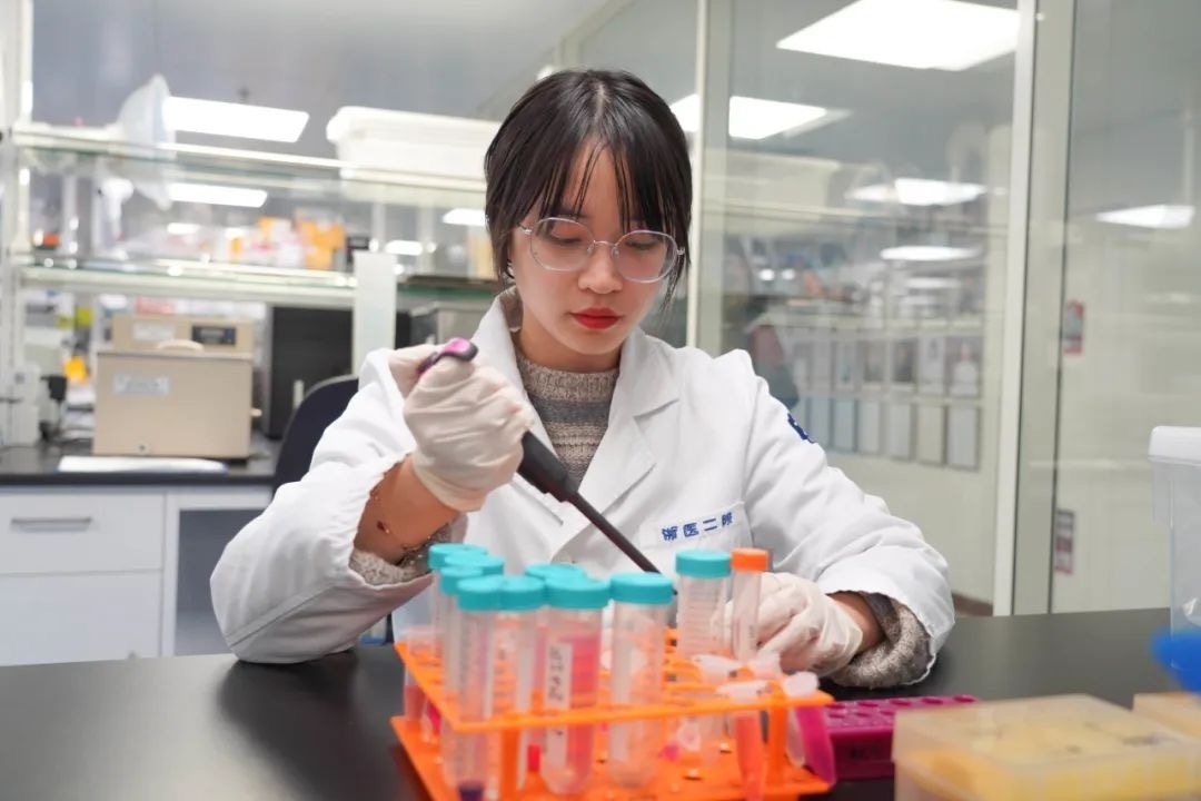 倪楚君在實(shí)驗(yàn)中。浙江大學(xué)供圖