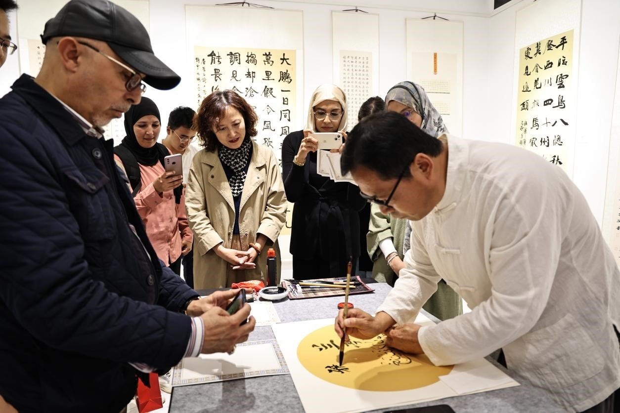 中摩書(shū)法老師在共同創(chuàng)作。拉巴特中國(guó)文化中心供圖