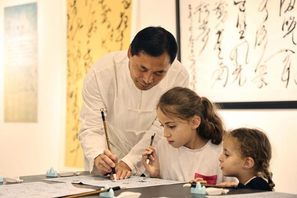 中國(guó)書(shū)法老師帶領(lǐng)現(xiàn)場(chǎng)觀眾體驗(yàn)書(shū)法。拉巴特中國(guó)文化中心供圖