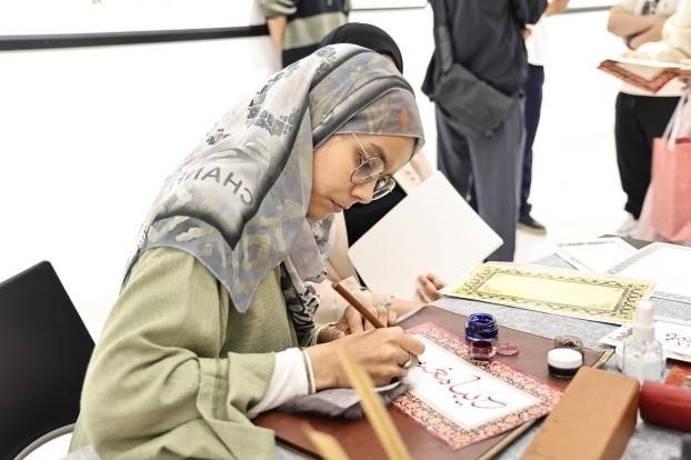 摩洛哥書(shū)法老師正在創(chuàng)作。拉巴特中國(guó)文化中心供圖