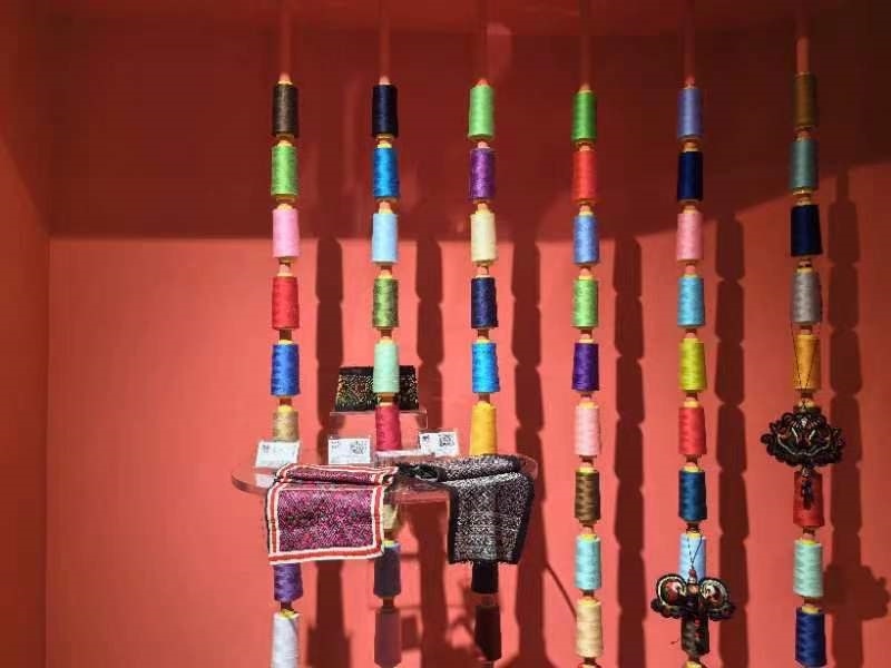 貴州省民族博物館內(nèi)展示的色彩斑斕的苗繡原材料及繡片（2024年4月27日攝）。新華社記者 楊欣 攝