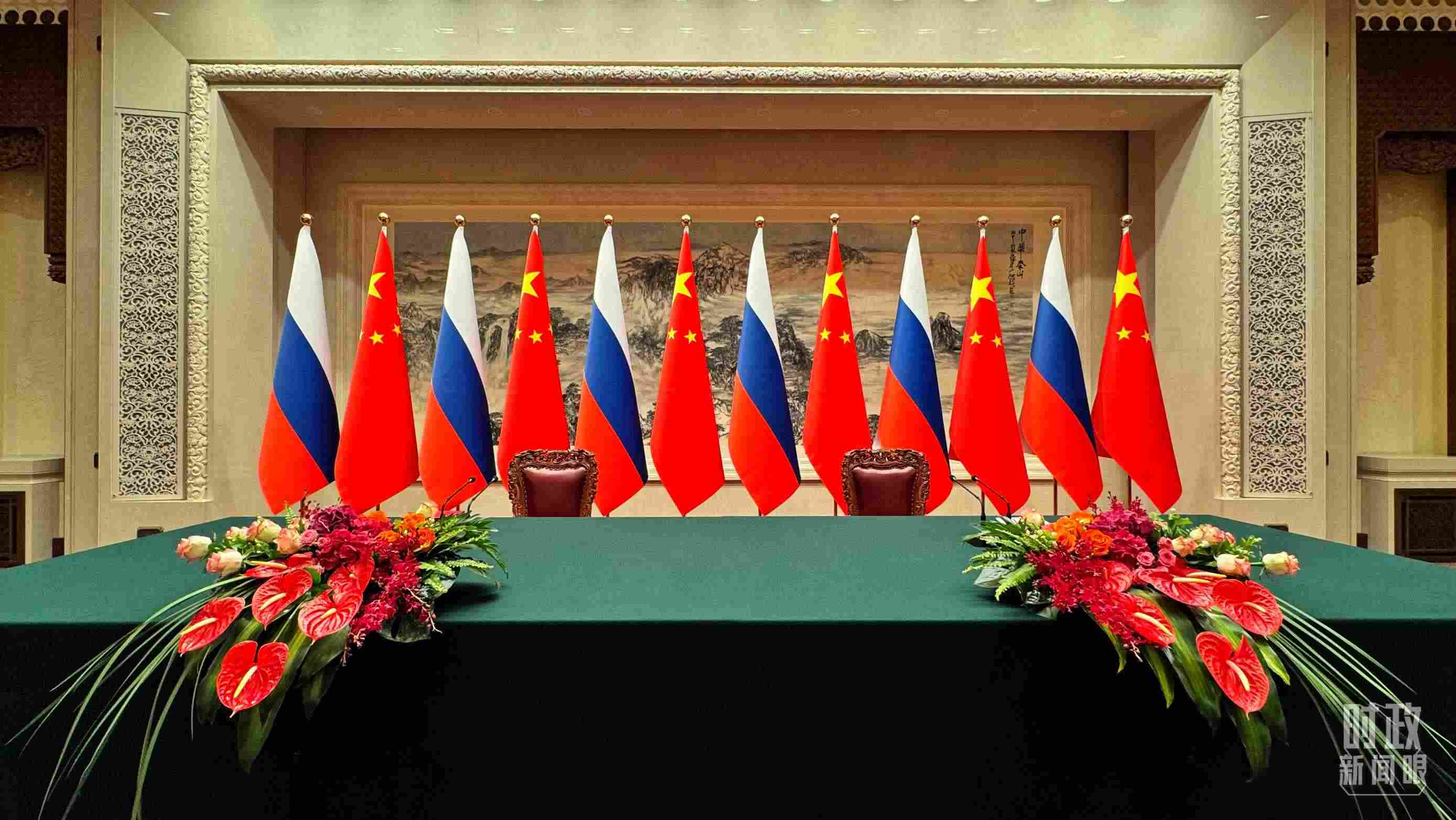 △會談后，中俄兩國元首出席簽字儀式并共見記者，這是開始前的現(xiàn)場。（總臺央視記者李增仁拍攝）