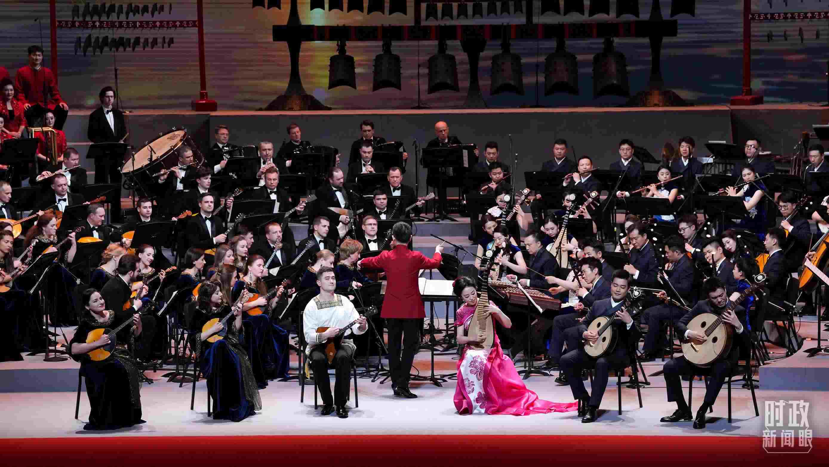 △前來參加音樂會的中俄藝術(shù)家匯聚一堂。（總臺央視記者李增仁、國廣記者李晉拍攝）