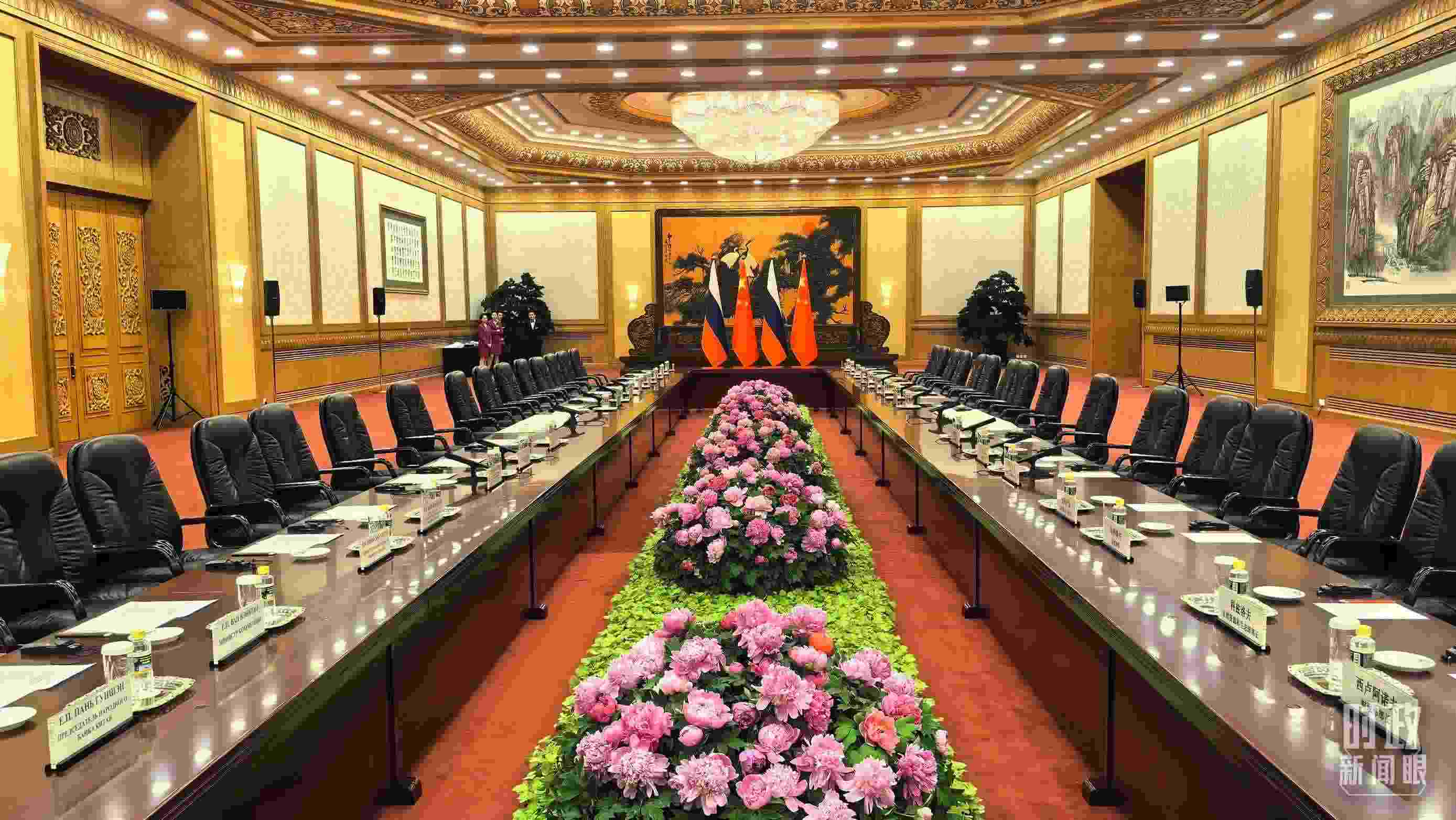 △中俄兩國元首隨后主持大范圍會談，這是會談開始前的現(xiàn)場。（總臺央視記者鄂介甫拍攝）