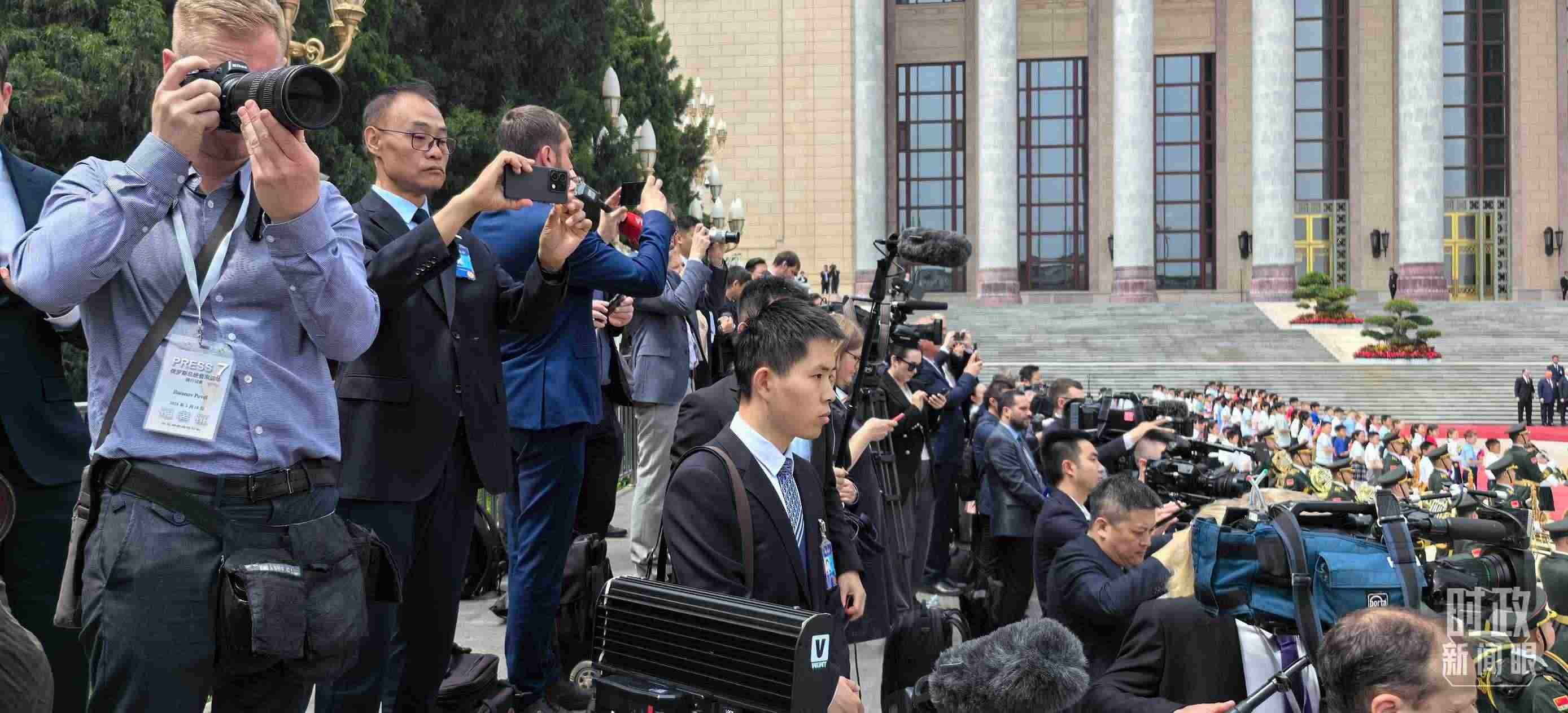 △當天參與現(xiàn)場報道的中外記者。（總臺央視記者楊波、王子杭拍攝）