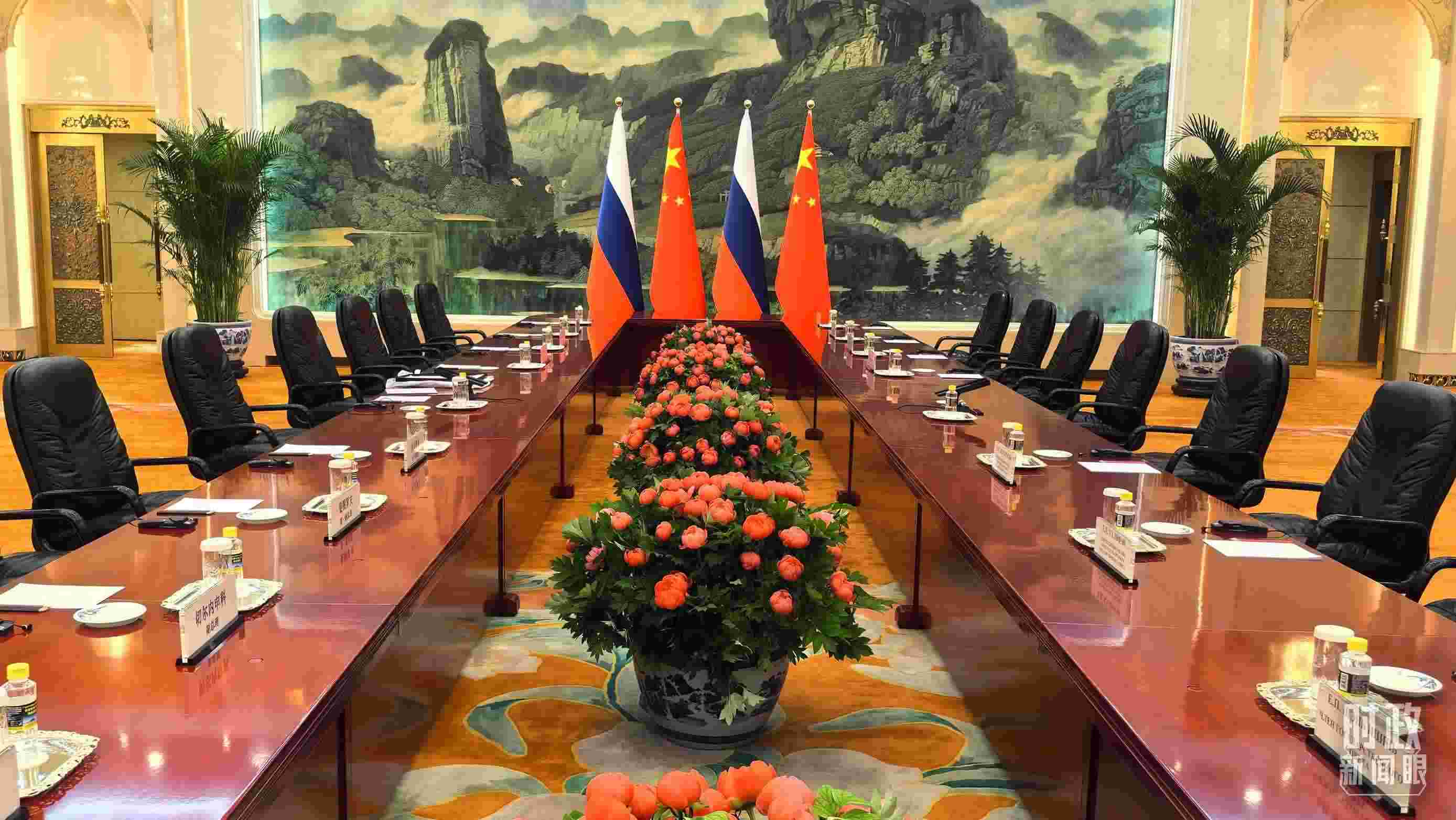 △中俄兩國元首首先舉行小范圍會談，這是會談開始前的現(xiàn)場。（總臺央視記者鄂介甫拍攝）