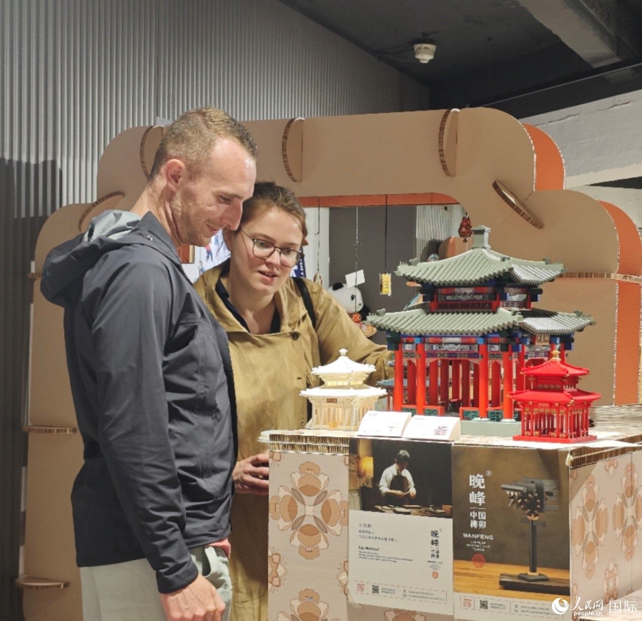 英國觀眾在欣賞中國傳統(tǒng)榫卯結(jié)構(gòu)建筑模型。邢雪攝