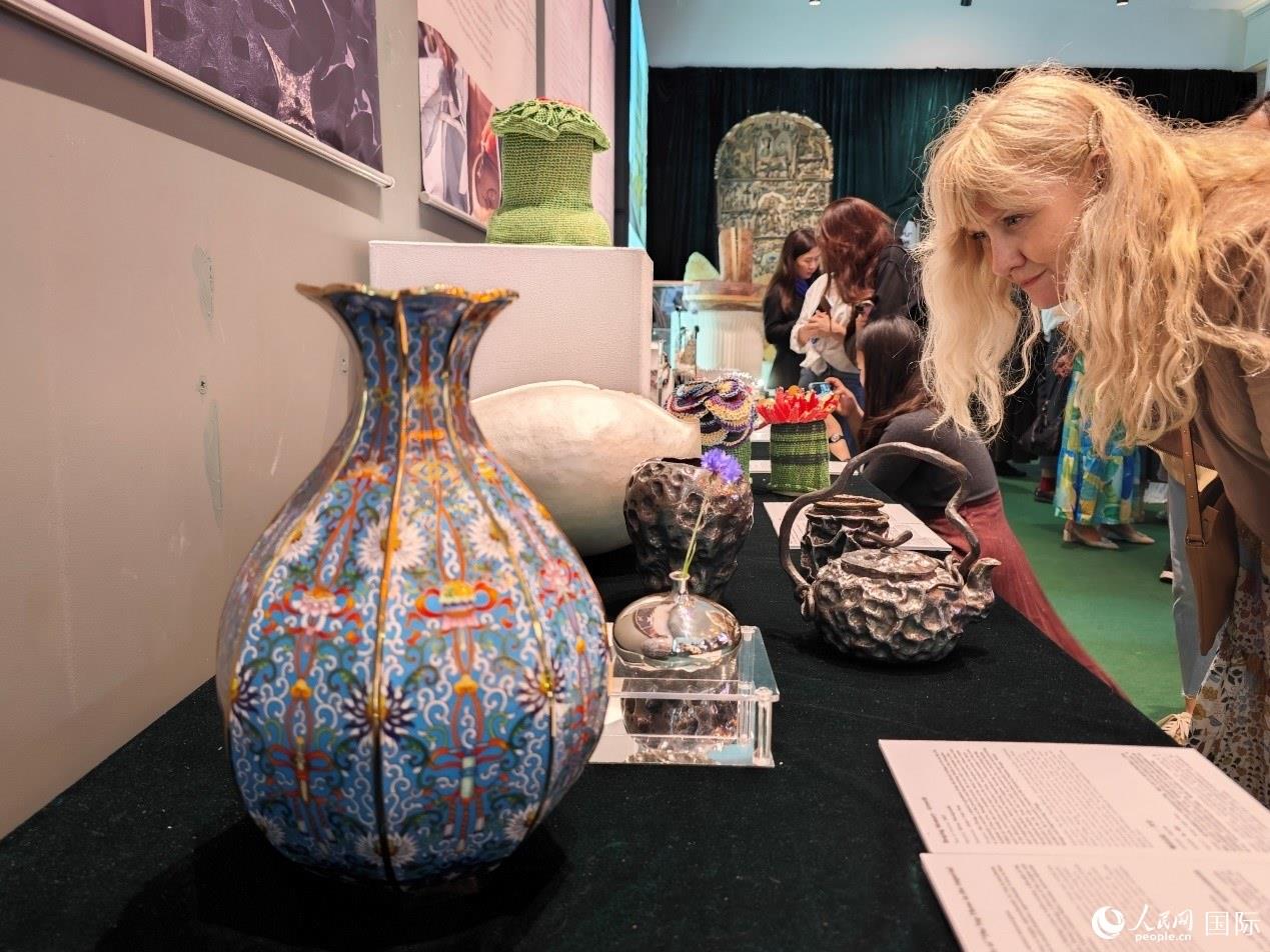 英國觀眾被中國手工藝制品所吸引。邢雪攝