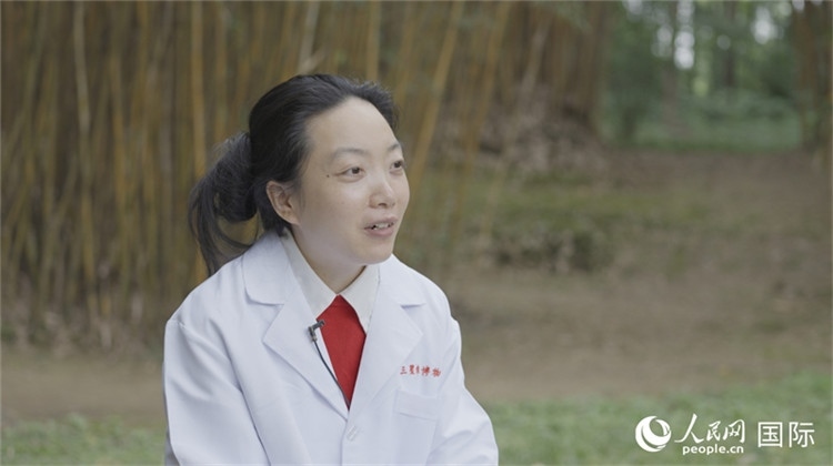 三星堆博物館文物修復(fù)師謝麗接受人民網(wǎng)采訪。人民網(wǎng)記者 張榮攝