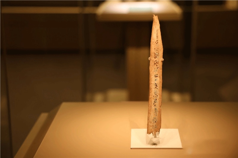 △殷墟博物館新館中展有我國博物館現(xiàn)存唯一一件文字鑲嵌綠松石甲骨。