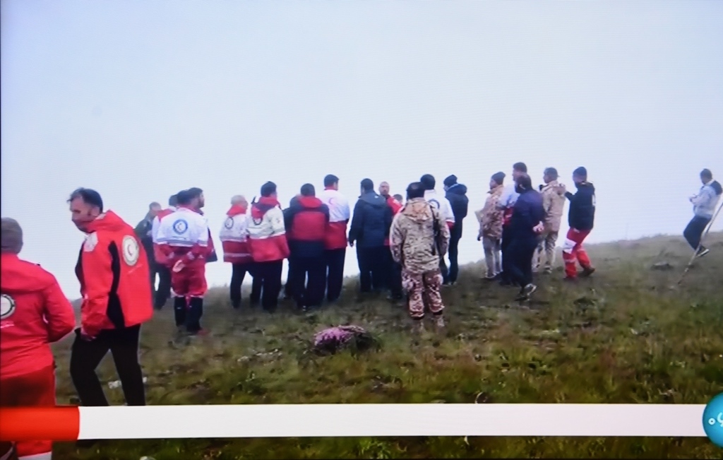 據(jù)伊朗邁赫爾通訊社5月20日?qǐng)?bào)道，伊朗總統(tǒng)萊希在直升機(jī)事故中遇難。這是5月20日拍攝的伊朗國(guó)家電視臺(tái)播放的救援人員抵達(dá)事故現(xiàn)場(chǎng)的畫(huà)面。 新華社記者 沙達(dá)提 攝