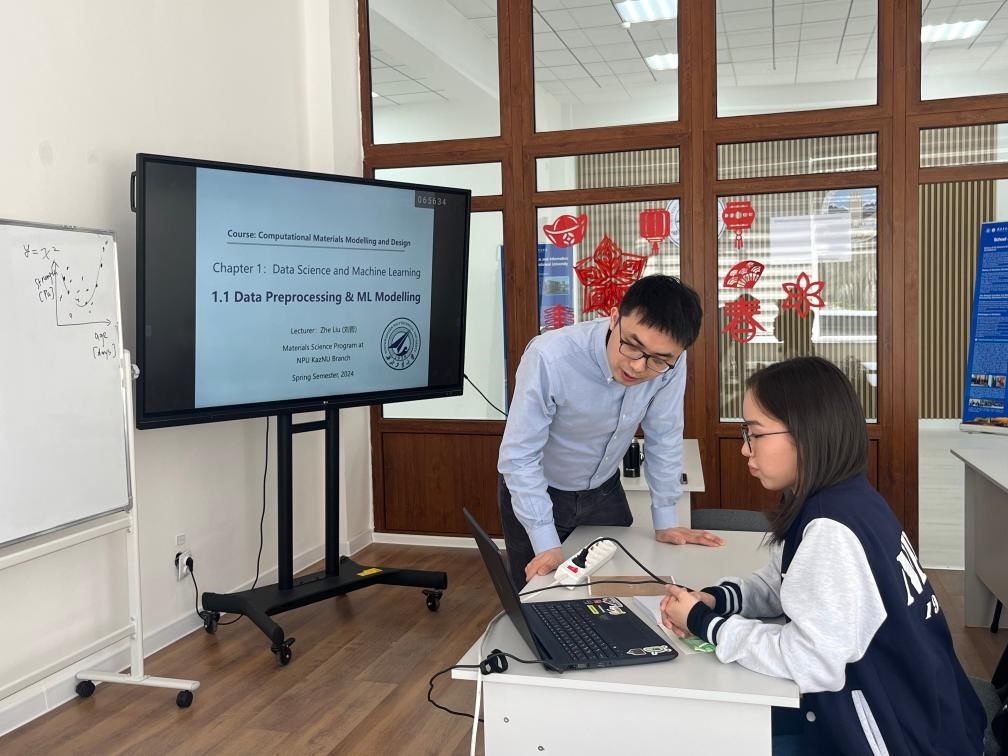 2024年4月，西北工業(yè)大學(xué)材料學(xué)院劉哲教授在西北工業(yè)大學(xué)哈薩克斯坦分校授課。（西北工業(yè)大學(xué)供圖）