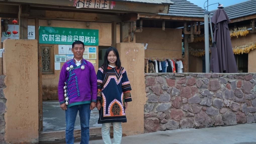 吉好有果和父親吉好也求在三河村新家合影。新華社記者 尹恒 攝