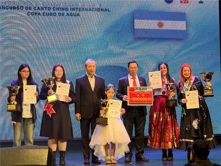 圖為中國駐阿根廷大使王衛(wèi)、阿根廷華文教育基金會會長劉芳勇為五名“金獎”選手頒獎（阿根廷拉普拉塔國立大學(xué)孔子學(xué)院供圖）